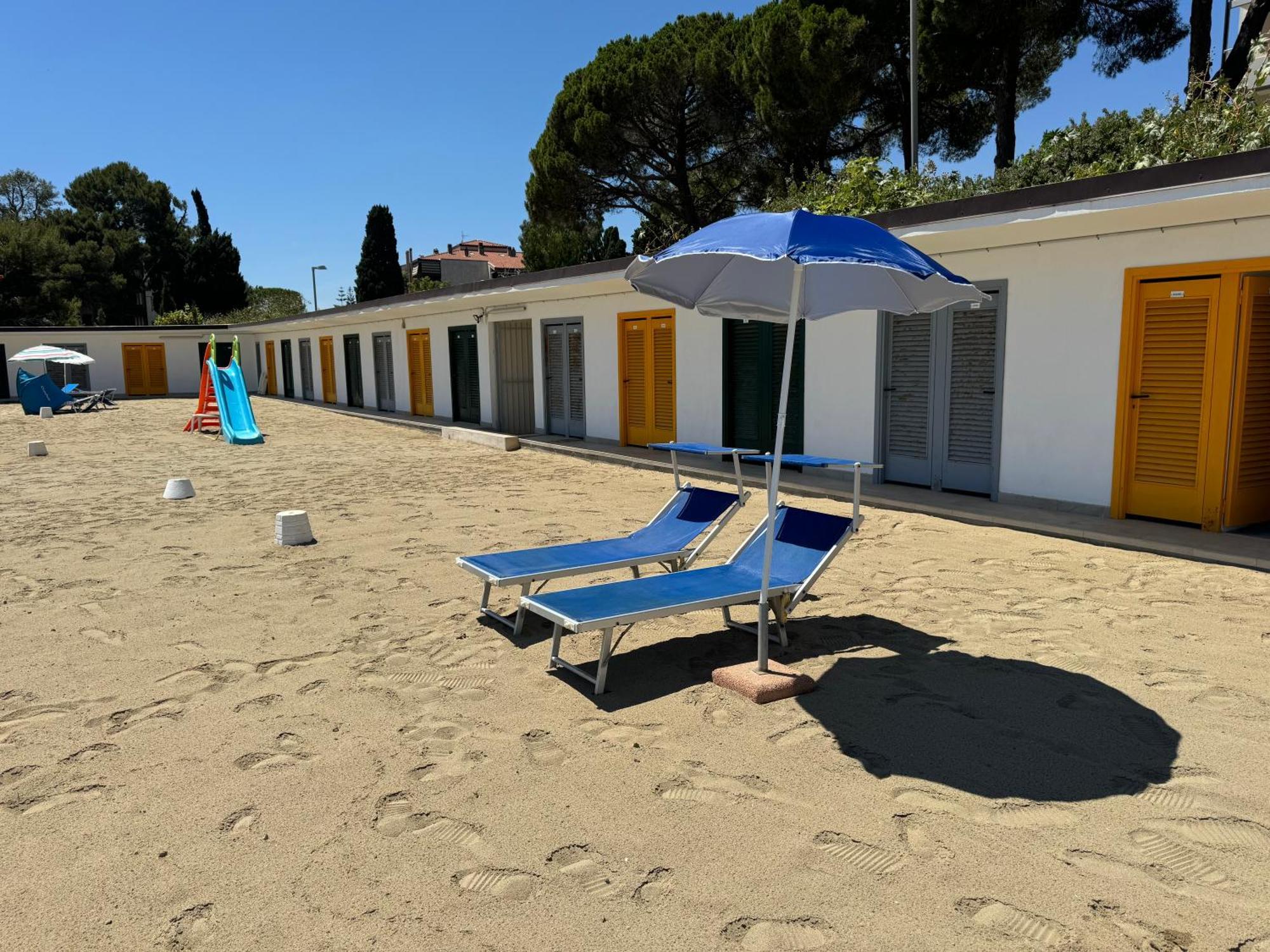 Tirrenia Beach House - Sea Front With Private Beach Санремо Екстер'єр фото