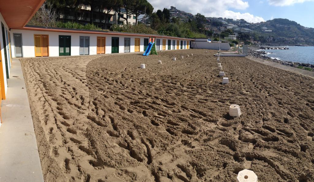 Tirrenia Beach House - Sea Front With Private Beach Санремо Екстер'єр фото
