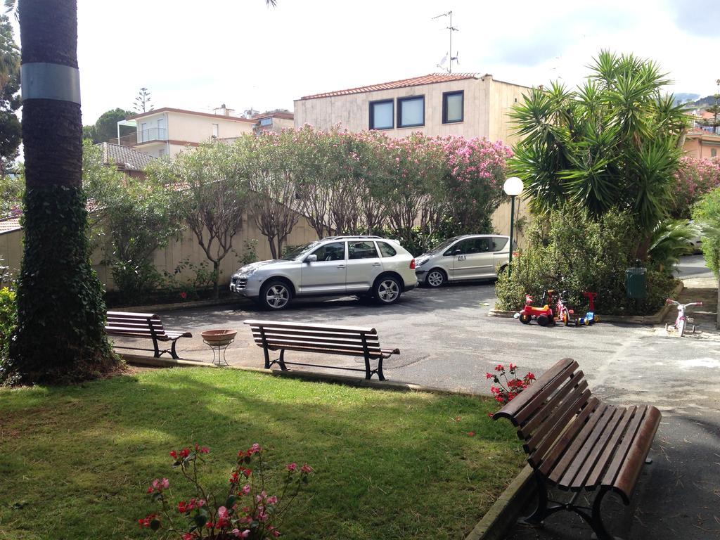 Tirrenia Beach House - Sea Front With Private Beach Санремо Екстер'єр фото
